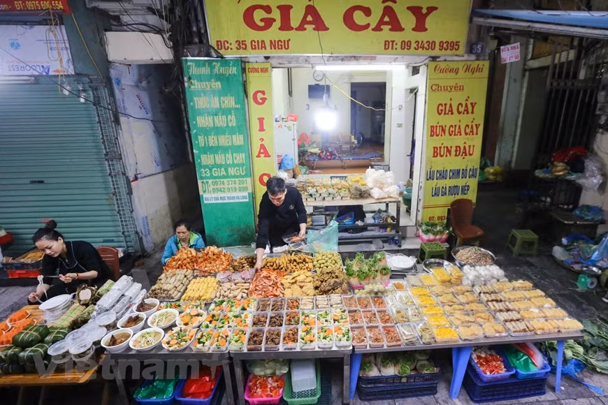 El Mercado Hang Be es muy conocido desde hace tiempo con diversos alimentos procesados, incluidos pasteles de arroz, pollos hervidos y rollos de primavera. Las comidas o platos especiales todos se encuentran aquí tempranamente mientras en otros lugares todavía no tienen. A principios, el Mercado Hang Be se ubicó en una esquina en la homónima calle y durante su proceso de desarrollo, el mercado poco a poco se ha desarrollado y extendido a las otras calles de Gia Ngu y Trung Yen. A diferencia del mercado de Dong Xuan, que se construyó de manera superficial, durante su existencia, el mercado de Hang Be nunca se construyó de manera sólida, sino que solo consistió en tiendas de campaña rudimentarias. (Fuente:Vietnam+)