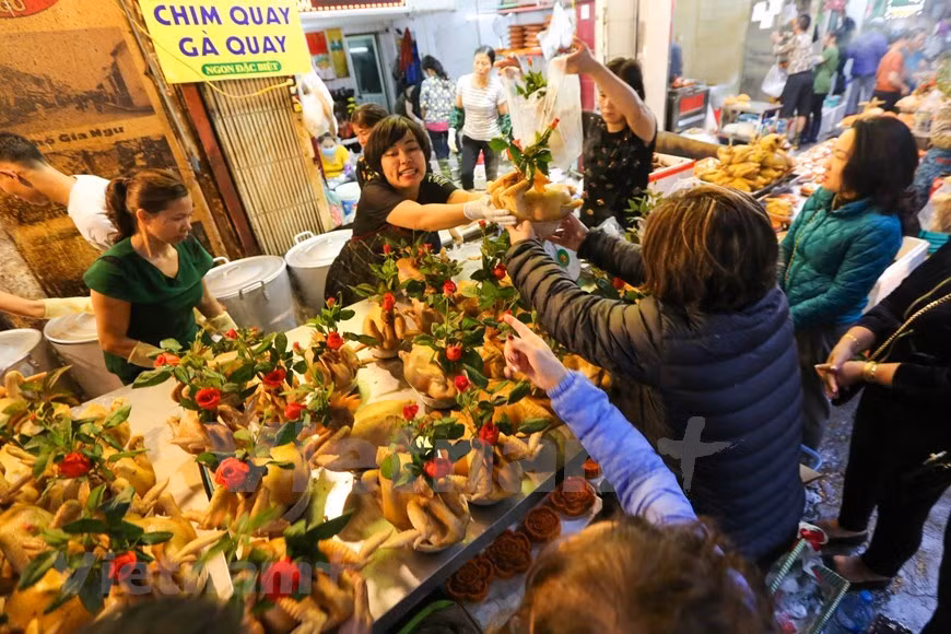  Los hanoyenses todavía están acostumbrados a llamar a esa zona con el nombre Mercado Hang Be. Para las mujeres que aman las tareas del hogar, este es un paraíso que les sirve numerosos productos para cocinar. El pollo hervido es uno de las comidas más importantes y más búsquedas en el Mercado Hang Be, pues para la bandera del Tet es obligado tener un pollo hervido en esa bandera. Los trabajadores de las bases de venta de pollo hervido en el Mercado Hang Be trabajan incansablemente en la mañana del día 30 del Tet (Nuevo Año Lunar) cuando llegan numerosos clientes para buscar esa comida (Fuente:Vietnam+)