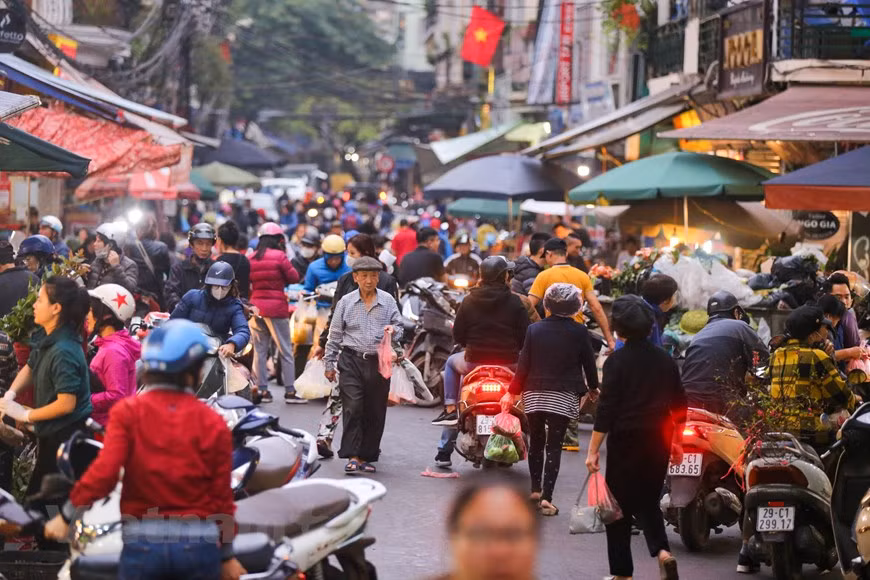 Hanoi es grande, con cientos de mercados, grandes y pequeños. Sin embargo, con las amas de la casa en Hanoi, no es difícil para ellas mencionar el nombre de una dirección familiar. Ese es el Mercado Hang Be. En la mañana del día 30 del Tet (Nuevo Año Lunar), muchas personas, especialmente las amas de la casa, acudieron al Mercado Hang Be para comprar los platos o comidas a servicio de la gran fiesta nacional. Con el temor de que en los centros comerciales siempre están asfixiado por la cantidad de personas que vienen para comprar por el Tet, muchas personas han ido al Mercado Hang Be. (Fuente:Vietnam+)