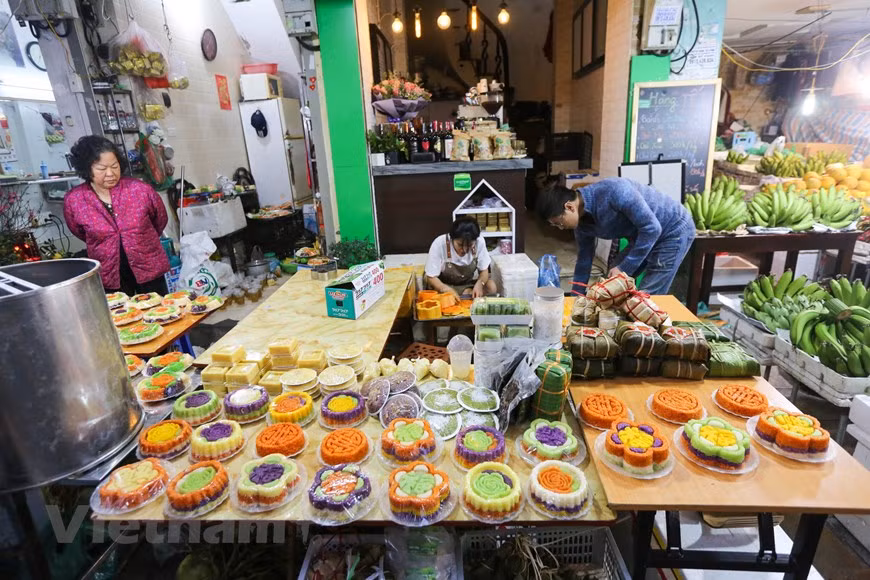En el Mercado Hang Be, aunque es un poco pequeño, se pueden encontrar todos los platos típicos para la bandeja del Tet o Banquete del Tet, incluyendo los platos típicos que facilitan la digestión. La bandeja del Tet es especial. A simple vista, pueden apreciar la intención de los ancestros de incluir platos que facilitan la digestión. La Mortadela, el Rollo primaveral, la Pata de cerdo y la Bola de carne son cuatro elementos indispensables. Y en dependencia de la situación familiar, se puede eludir algún plato, siempre bajo la condición de que la oferta sea suficiente y bien vista. Las salsas deben responder a cada plato. Por ejemplo, la sal con limón se utiliza para el pollo cocinado; y la salsa de pescado, para la Mortadela. (Fuente:Vietnam+)