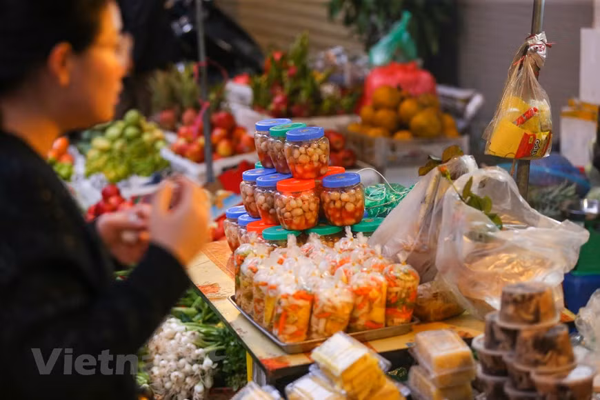  En el norte, especialmente en Hanoi, la bandeja se adorna con pomelos, duraznos, quinotos, plátanos y caquis, mientras que en las zonas del sur, con pares de sandías, cocos, papayas, chirimoyas, mangos, y los higos. Las mejoras en las condiciones de vida en los últimos años han dado lugar a una mayor sofisticación en la elección de las frutas para el altar de la fiesta del Tet. Por eso, todo el mundo considera que el Mercado Hang Be, en las calles capitalinas de Hang Be, Gia Ngu y Trung Yen como un lugar confiable para la compra de los platos o comidas, donde se puede encontrar la esencia gastronómica de Hanoi. (Fuente:Vietnam+)