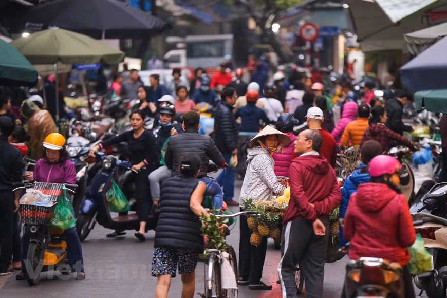 Tet Nguyen Dan, más conocido como el Tet (Nuevo Año Lunar), es la fiesta más importante y popular en Vietnam. Es una ocasión especial para relajarse y pensar en los logros del año pasado y el plan para el Año Nuevo, así como una buena oportunidad para unirse todos los miembros de la familia. Por lo que es muy importante para irse al Mercado Hang Be, donde se pueden encontrar todas las comidas necesarias para la bandera del Tet, incluidas la mortadela, el rollo primaveral, la plata del cerdo y la bola de carne, una de las banderas tradicionales importantes de Vietnam, la cual ayuda a crear un buen ambiente familiar. (Fuente:Vietnam+)