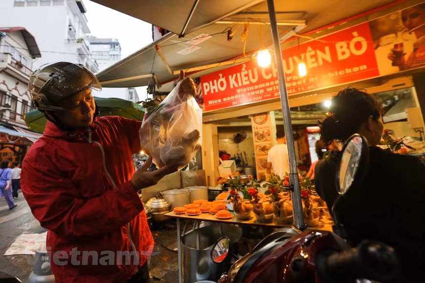  Gracias a la calidad de los productos, el pollo hervido que se venden en el Mercado Hang Be siempre capta la atención especial de muchos habitantes de Hanoi. Según estimaciones, en cada puesto de venta puede vender cientos de gallos hervidos en la mañana del día 30 del Tet (Nuevo Año Lunar), momento que todo el mundo desea buscar pollos hervidos para su bandera del Tet. Además del pollo hervido, se puede comprar también la sopa de pollo, que se prepararan de forma paquete en los nilones y pueden llevar uno o dos gratis si compran una cantidad de dos pollos hervidos, depende de la promoción de cada establecimiento de ventas. (Fuente:Vietnam+)