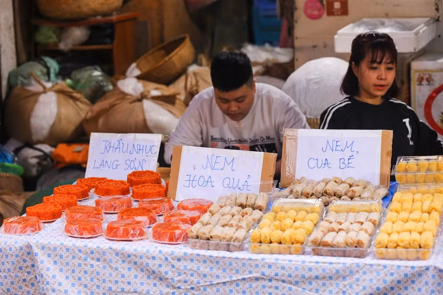 En menos de 30 minutos, muchas personas van al mercado Hang Be en el casco antiguo de Hanoi, donde se pueden comprar suficientes bandejas tradicionales para los festivales tradicionales. La famosa comida fresca junto a un precio elevado pero todo es popular. Para muchos ciudadanos de Hanoi, este lugar es el “mercado de millonarios”, pues las comidas aquí se venden con un precio más alto que en otras áreas, sin embargo capta la atención de los pobladores capitalinos por su calidad. El Mercado Hang Be incluye más de 20 tiendas a lo largo de las calles de Hang Be, Gia Ngu y Trung Yen, en el casco antiguo de Hanoi. (Fuente: Vietnam+)