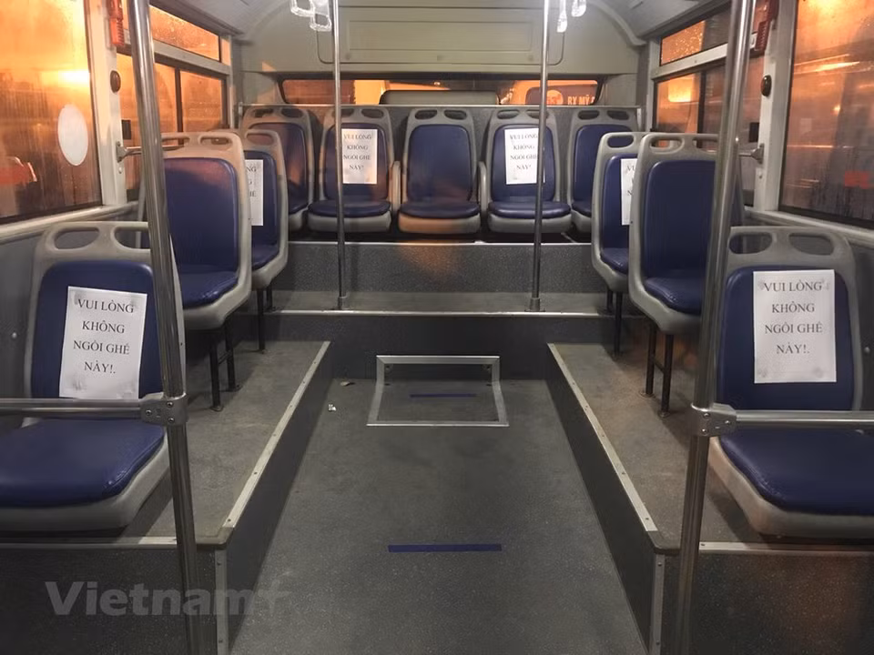Al reanudar las actividades, el Centro de Administración del Transporte Público de Hanoi recomendó a los pasajeros a bordo de los autobuses sentarse en su posición para garantizar la distancia segura y limitar las conversaciones. Los pasajeros antes de subir al autobús deben alinear y mantener una distancia de un metro en las paradas de autobús o estaciones de tránsito. En los asientos con la marca de la letra X o con la frase “Por favor no sentarse aquí” en cada autobús, los pasajeros necesitan cumplir las regulaciones y no pueden cometer error. En el caso de un grupo familiar, se pueden sentarse junto todo el mundo. (Fuente: Vietnam+) 