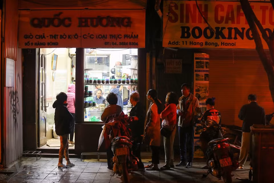 Al ser durante muchas generaciones una de los comercios famosos de Gio Cha y Banh Chung en Hanoi, la tienda de Quoc Huong en Hang Bong del distrito de Hoan Kiem siempre está llena de clientes cada vez que se celebra el Año Nuevo Lunar (Tet). La mayoría de clientes que llegan a esta tienda es para Banh Chung. El Banh Chung es un tipo de pastel elaborado con arroz glutinoso cubierto por hojas verdes, forma parte esencial de la celebración del Tet (Año Nuevo Lunar), la fiesta tradicional más importante de Vietnam. Banh Chung es el símbolo de gratitud de los vietnamitas a sus ancestros, así como como los dioses de la tierra y del sol. (Fuente: Minh Son / Vietnam +)