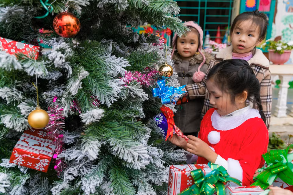 Vietnam es un país multirreligioso. El 90 por ciento de la población profesan alguna religión. En la actualidad, el derecho a la libertad religiosa en el país indochino es garantizado y se mejora cada día más, en sintonía con el desarrollo del país. (Fuente:VNA)