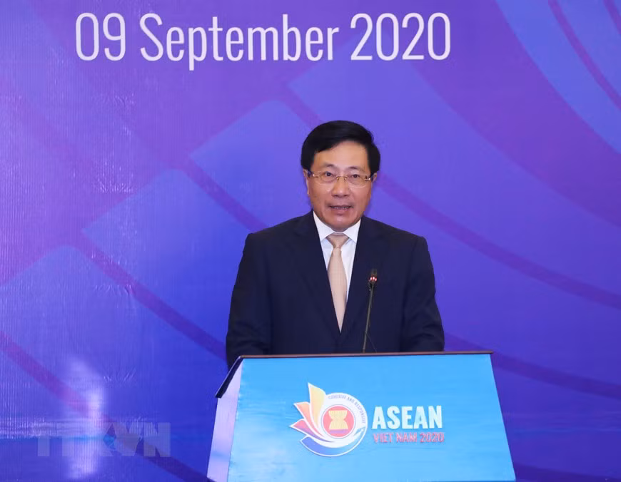 El vicepremier y canciller de Vietnam, y presidente del Comité Nacional de la ASEAN 2020, Pham Binh Minh, preside la 53 Reunión de Ministros de Relaciones Exteriores de la ASEAN. (Fuente: VNA)