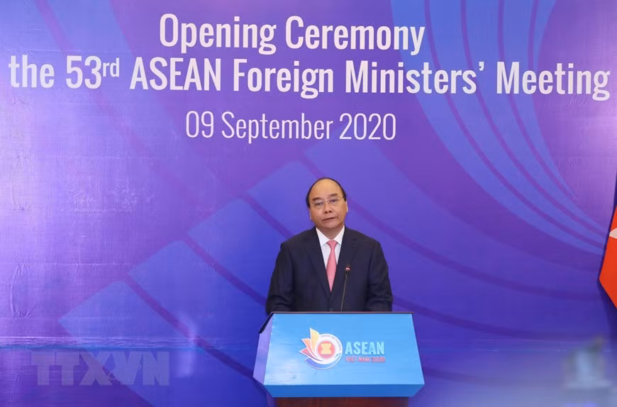 El primer ministro de Vietnam y presidente de la ASEAN 2020, Nguyen Xuan Phuc, interviene en la cita. (Fuente: VNA)