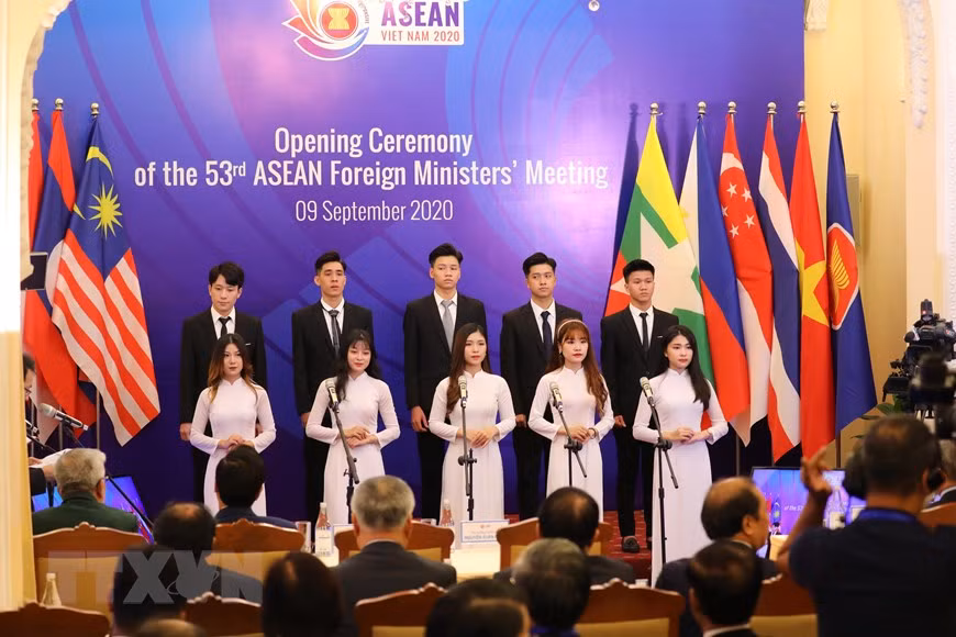 Se entornan las notas del himno de la ASEAN en la ceremonia de apertura (Fuente: VNA)