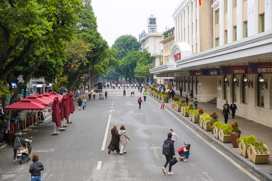Los servicios de autobús operarán de las 9:00 (hora local) a las 17:00 (hora local) los viernes, sábados y domingos, con una frecuencia de una hora por cada viaje. Las paradas del itinerario son Jardín de flores de Con Coc – Museo militar – Ciudadela Imperial de Thang Long - Templo de Quan Thanh – Templo de Tran Quoc – Mausoleo del Presidente Ho Chi Minh- Van Mieu-Quoc Tu Giam (Templo de la Literatura) – Prisión de Hoa Lo – Catedral San José - Museo de la Mujer Vietnamita – Teatro de Gran Ópera. Los visitantes pueden escuchar audioguías en diversas lenguas sobre lugares famosos y emblemáticos por los que pasa el autobús. (Foto: Vietnam+)