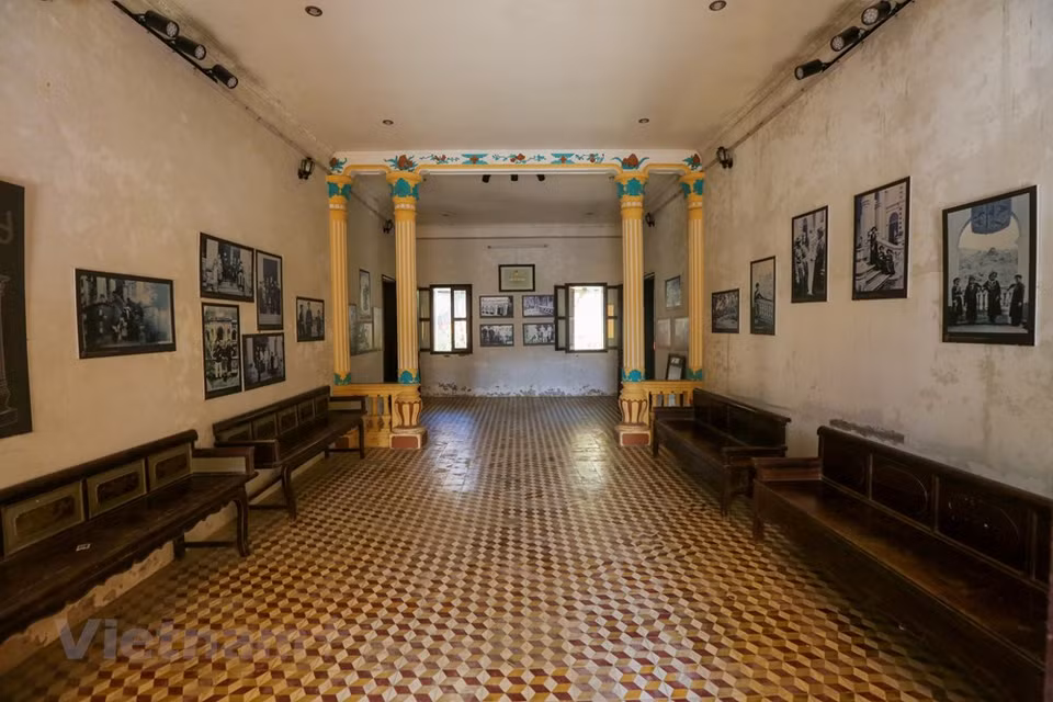 Actualmente, el antiguo palacio Hoang A Tuong, ubicado en las tierras altas de Bac Ha en la provincia norteña de Lao Cai, es un lugar de muchas exhibiciones de fotos, eventos culturales y artísticos. Con una extensa superficie, arquitectura única, relatos emocionantes sobre el dueño de la casa y huellas de la vida humana en las tierras altas de Bac Ha en la provincia norteña de Lao Cai durante el período feudal colonial, el antiguo palacio Hoang A Tuong se convirtió en un atractivo destino en la meseta blanca. A lo largo de más de un siglo de existencia, el palacio Hoang A Tuong parece una edificación vetusta con las características antiguas dejadas en cada azulejo, corredor, pilar, pared cubierta de musgo y otros lugares del edificio. (Fuente: Vietnam+) 