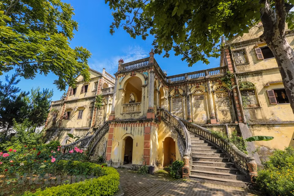 La antingua mansión Hoang A Tuong se convierte en uno de los destinos atractivos en las tierras altas de Bac Ha en la provincia norteña de Lao Cai. La fastuosidad de la antigua mansión Hoang A Tuong reflejó la edad de oro del padre Tho Ty Hoang Yen Tchao y su hijo Hoang A Tuong, pero también revela la vida dura y dolorosa de las personas en la zona fronteriza remota en la primera mitad del siglo XX. El antiguo palacio Hoang A Tuong cuenta con una extensa superficie, arquitectura única, relatos emocionantes sobre el dueño de la casa y huellas de la vida humana en las tierras altas de Bac Ha durante el período feudal colonial. (Fuente: Vietnam+)
