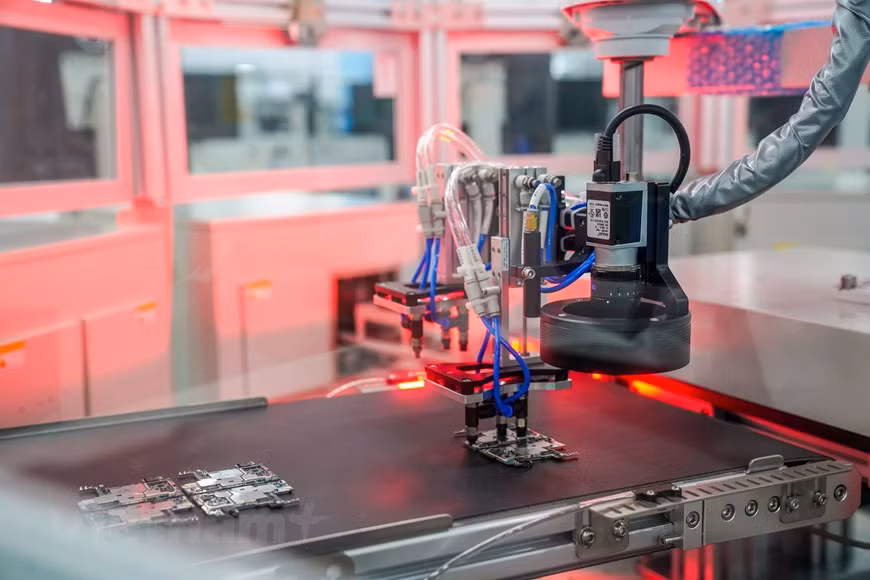 Pininfarina es una de las empresas líderes a nivel mundial en el campo del diseño industrial y arquitectónico, que ha creado muchos productos industriales y tecnológicos conocidos. Con más de 600 proyectos implementados, la compañía logró una serie de prestigiosos premios. El consejero delegado adjunto de VinSmart, Tran Minh Trung, informó que Pininfarina también participó en el diseño de los coches VinFast Lux SUV y VinFast Lux Sedan, lo que contribuyó a la reputación de VinFast, así como Vingroup en el Salón del Automóvil de París 2018. Con anterioridad, VinSmart firmó acuerdos de cooperación con otras grandes empresas del mundo como Qualcomm y Google para introducir tecnologías avanzadas y experiencias óptimas en sus productos. (Fuente:Vietnamplus)