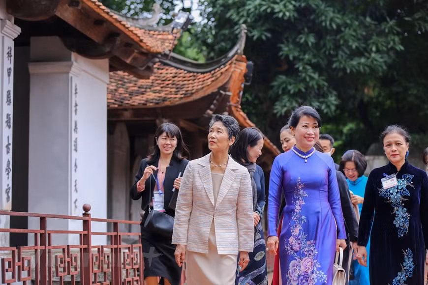 En su visita, Suga Yoshihide expresa su impresión ante el diseño de Van Mieu-Quoc Tu Giam, además de recordar las relaciones bilaterales. Japón y Vietnam establecieron relaciones diplomáticas el 21 de septiembre de 1973 y elevaron sus nexos al rango de asociación estratégica amplia y profunda para la paz y prosperidad de Asia en 2014. Japón es actualmente el cuarto socio comercial de Vietnam, con un valor de intercambio de 40 mil millones de dólares, y el segundo mayor inversor, con unos 60 mil millones de dólares en cuatro mil 600 proyectos. Tokio también constituye el mayor proveedor de ayuda oficial para el desarrollo del país indochino. (Fuente: Vietnamplus)