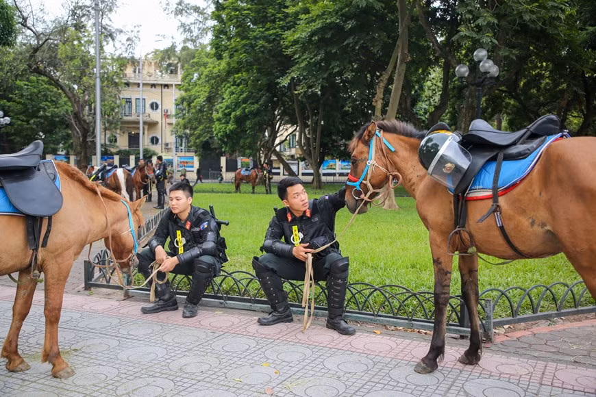 En la mañana del 8 de junio, la Fuerza Móvil de la Policía dependiente del Comando de Policía Móvil, del Ministerio de Seguridad Pública de Vietnam, fue lanzada oficialmente en presencia del Primer Ministro Nguyen Xuan Phuc; la presidenta de la Asamblea Nacional, Nguyen Thi Kim Ngan, y el Ministro de Seguridad Pública To Lam; junto con numerosos líderes del Partido, el Estado y miembros del Parlamento. La ceremonia de presentación y el desfile de la unidad de caballería de la Policía se efectúa ante el edificio de la Asamblea Nacional y el Mausoleo del Presidente Ho Chi Minh en la plaza de Ba Dinh, Hanoi a las 7:15 a.m. (hora local). (Foto: Vietnam+)