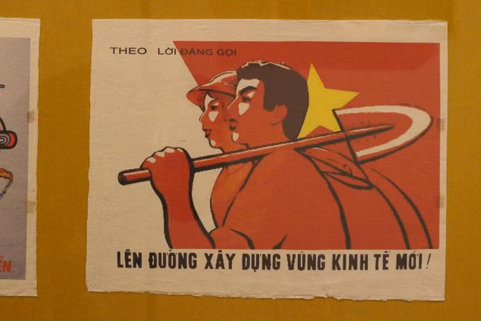 La exposición de carteles se inauguró el 16 de octubre pasado en el segundo piso del Museo de la Prensa de Vietnam, que también constituye la sede de la Asociación de Periodistas de Vietnam en la calle Duong Dinh Nghe. La exhibición cuenta con mil 10 pósteres conmemorativos por el aniversario 1010 de la fundación de la antigua capital Thang Long, realizados por el periodista Tran Dang Tien, ex director general de la Radio la Voz de Vietnam. La muestra incluye imágenes y documentos de alto valor histórico sobre el desarrollo de la antigua capital Thang Long, la vida de los pobladores vietnamitas en ¨el período de subvención¨ y los logros de Hanoi en la etapa de la Renovación y sus progresos en la integración internacional (Foto: Minh Anh / Vietnam +)