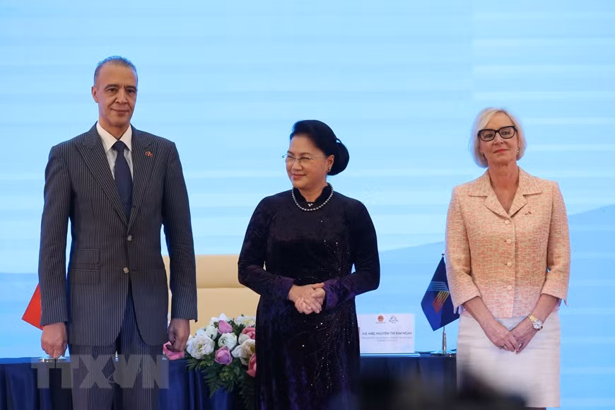 La presidenta del Parlamento de Vietnam, Nguyen Thi Kim Ngan, preside la ceremonia de adhesión de los nuevos observadores de AIPA (Fuente:VNA)