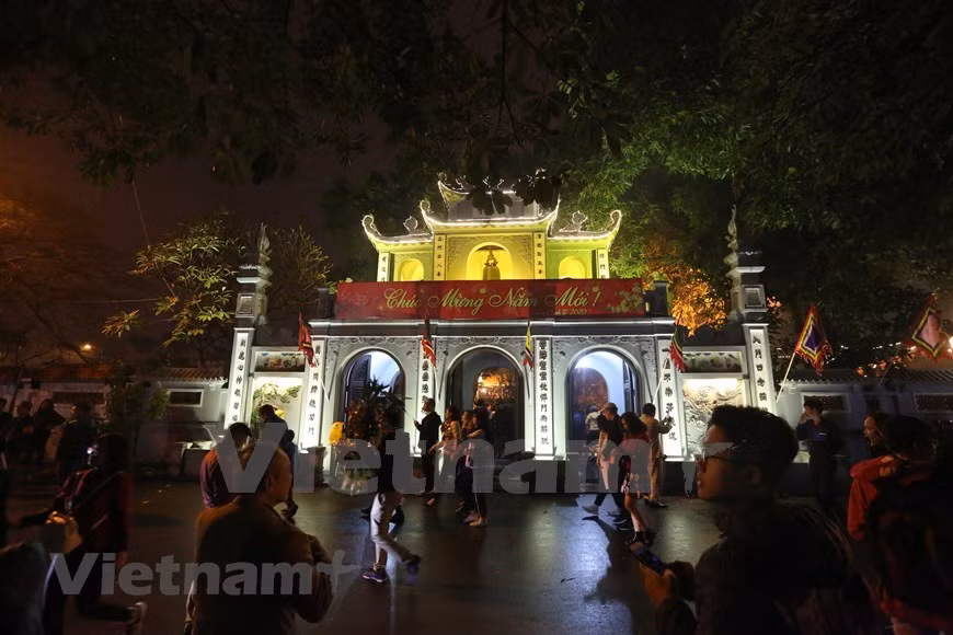 Muchos residentes, especialmente los jóvenes, acuden a la pagoda Ha en esta capital milenaria de Vietnam para rendir tributo al Buda y pedir suerte y fortuna por un año prospero. Muchos jóvenes creen en el milagro de la pagoda Ha. Los hombres y mujeres solteros que vienen aquí para rezar por la gracia encuentran rápidamente a su amante, por lo que el comienzo del año siempre es una oportunidad para que los jóvenes vengan aquí para orar por el amor. También muchos traen ofrendas para rezar por el matrimonio. Todos piden sinceramente por encontrar la otra mitad de su vida. (Minh Son/Vietnam+) 