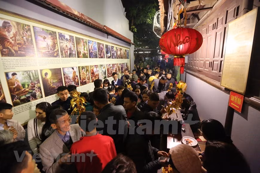 Esta tradición se ha convertido en una actividad infaltable en la vida espiritual, pues la gente visita la pagoda luego del término del lanzamiento de los fuegos artificiales por el año nuevo. Los primeros días del año son el momento perfecto para ir a la pagoda Ha a rezar por el encanto y la suerte en la vida. En los días festivos por el año nuevo lunar, deje los líos de la vida para venir a la pagoda Ha una vez para orar un amor favorable y encontrar tu verdadera mitad para que no te sientas solo más. Aunque la pagoda Ha es verdaderamente sagrada, solo es efectiva para aquellos que son sinceros. (Minh Son/Vietnam+)