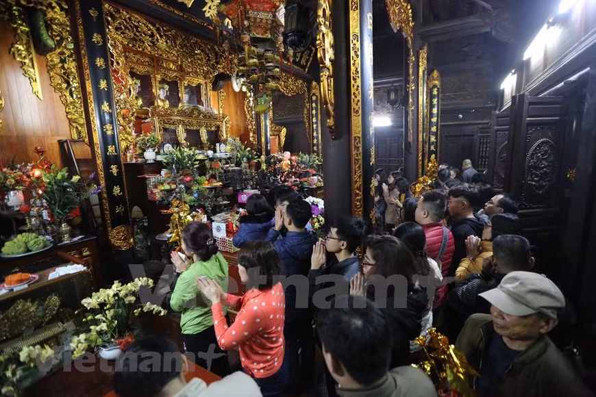 Numerosos ciudadanos de esta capital acuden a los centros de religión para rendir tributo al Buda y pedir suerte y fortuna por un año nuevo lleno de prosperidad y felicidad. Esta costumbre se ha convertido en una belleza cultural y espiritual en la vida de todos los vietnamitas en general y de los hanoienses en particular. Y con la pagoda Ha, cada vez que llega la primavera, muchos jóvenes vienen aquí esperando el amor verdadero. Esta no es una actividad supersticiosa, sino que se ha convertido en una cultura aceptada por los jóvenes, como un deseo de amor verdadero. (Foto: Minh Son/Vietnam+)