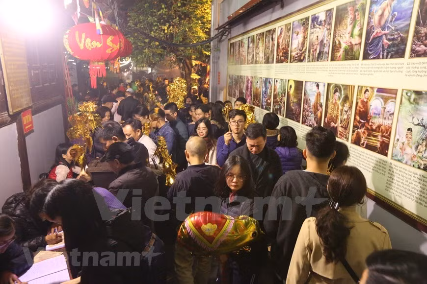 Visitar la pagoda en los primeros días del año nuevo lunar o el Tet es una hermosa característica cultural de los vietnamitas cada vez que llegue la primavera. Al ir a la ceremonia matrimonial en la pagoda Ha, en esta capital milenaria, lo mejor es ir solo. Se suele preparar la ofrenda para el acto de forma sencilla, sin ser demasiado quisquilloso, pero sincero. Vístase seriamente con un escote ajustado y los pantalones largos cuando ingrese a un lugar sagrado. No digas blasfemia u otras malas palabras. Y no olvide apagar el teléfono y no haga el ruido en el establecimiento. (Minh Son/Vietnam+)