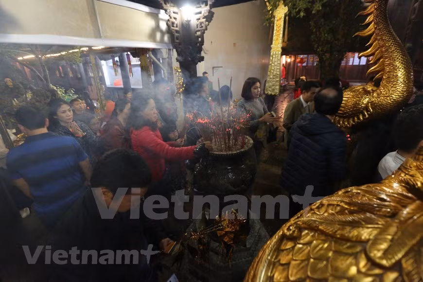 Acudir a las pagodas para rendir tributo a los antepasados y pedir suerte y fortuna se ha convertido en una tradición y una actividad infaltable en el año nuevo. Según la creencia de algunos, si desea orar por amor, ir a la pagoda Ha, en Hanoi, del 1 de enero al 15 de enero del calendario lunar, tendrá ciertos efectos. De ahí corren las buenas noticias, muchas personas aspiran que vengan aquí para orar en el día de la luna llena de enero lunar, encontrarán el amor verdadero, y las parejas que tienen problemas en el amor, se lo resolverán y sus sentimientos se fortalecerán. (Foto: Minh Son/Vietnam+)