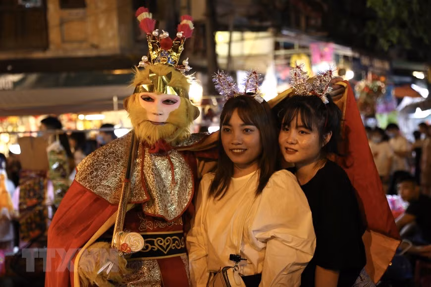 Los visitantes toman fotos con el cosplayer de Sun Wu-Kong (Rey Mono), famoso personaje ficticio de cultura china (Foto: VNA)