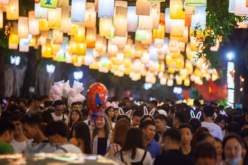 La calle de Phung Hung es decorada con miles de linternas tradicionales, acaparando la atención de los visitantes (Foto: VNA)