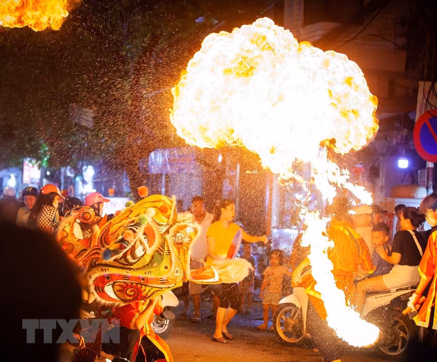 Espectáculo de danza de dragón en la calle de Hang Chieu (Foto: VNA)