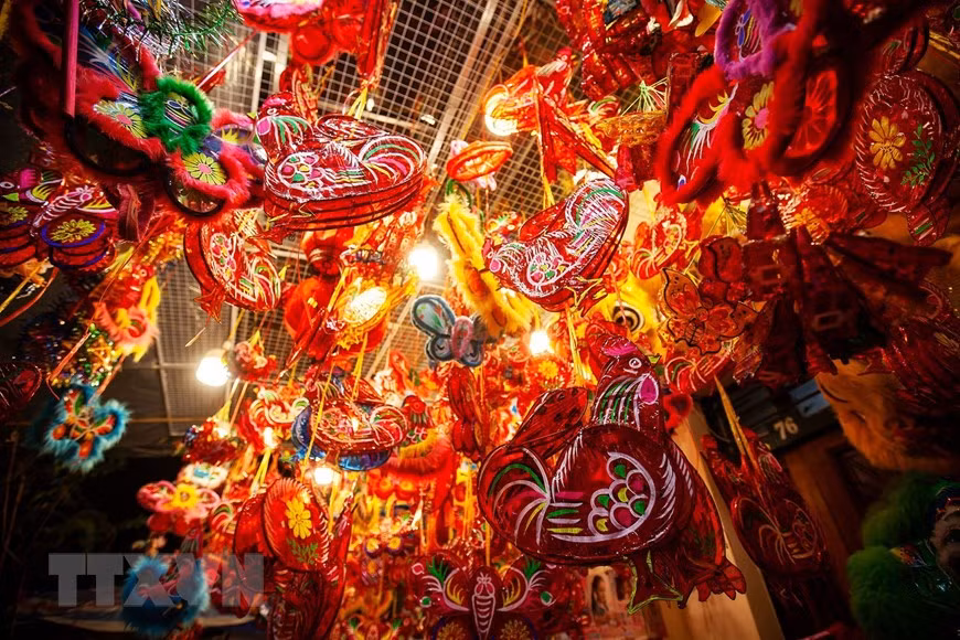 Las linternas tradicionales brillan en la noche del Festival del Medio Otoño (Foto: VNA)