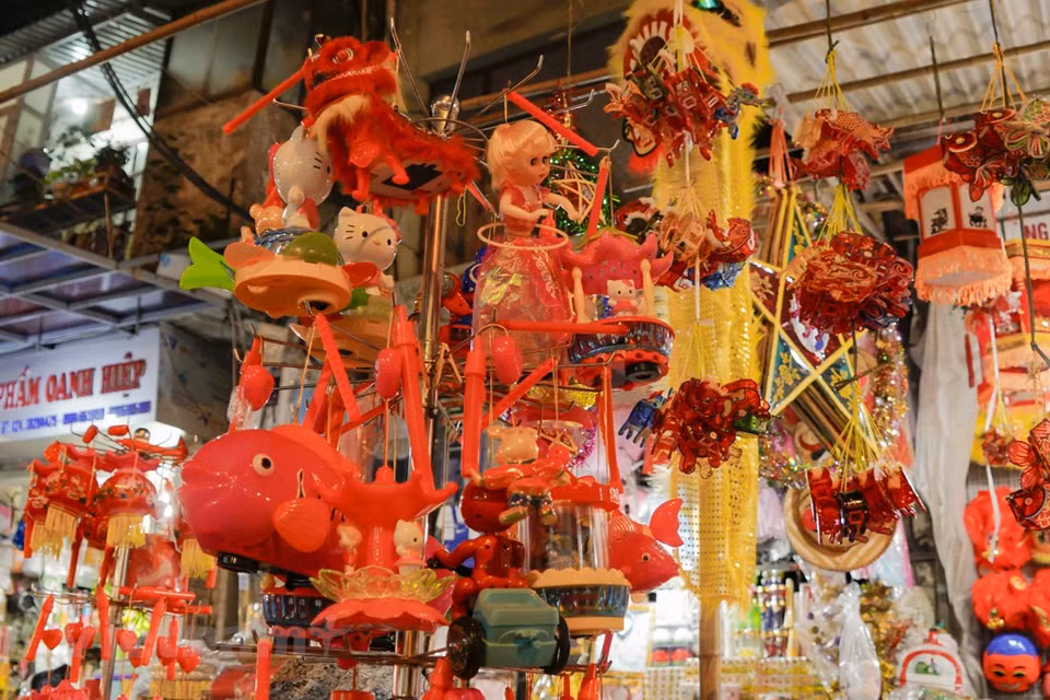 Debido a los impactos de la pandemia de COVID-19, los precios de los juguetes para los menores no han aumentado, y se mantienen igual los de 2019. (Foto: Minh Hieu / Vietnam +)