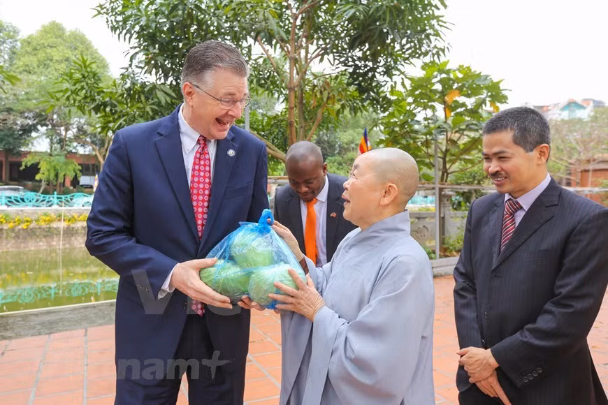 Antes de su partida, el embajador envió las mejores felicitaciones y deseos al personal de la pagoda y a todo el pueblo de Vietnam por un Tet feliz y alegre y un exitoso año. Según la tradición, si todas las cosas transcurren de buena manera el día inicial, los meses siguientes serán de suerte y fortuna, por lo tanto ese visitante se respeta de manera especial. Para explicarlo de algún modo, cada familia invita, en los meses finales del año anterior, a una persona conocida por su moralidad y posición social para realizar tal costumbre. Siguiendo las tradiciones de la cultura, el visitante entrega un regalo al dueño de la casa, deseándole salud, felicidad y prosperidad. Por su parte, el dueño recibirá al cliente con comidas deliciosas y cuentos divertidos, con votos por un ciclo de buena suerte y alegría. (Foto: Vietnam+) 