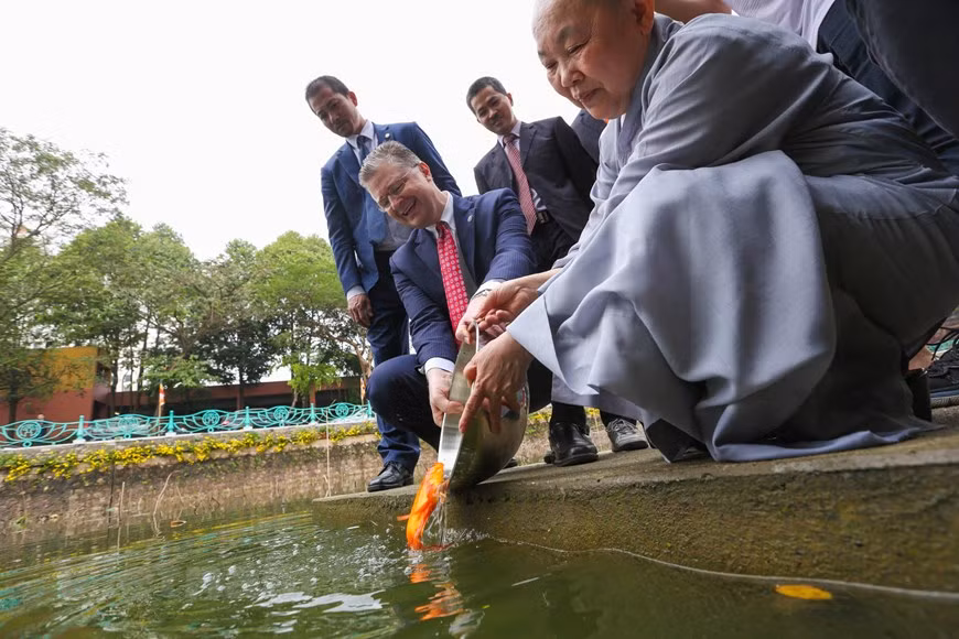 Según la tradición milenaria, el 23 de diciembre por el calendario lunar, los vietnamitas celebran una ceremonia dedicada a Ong Cong y Ong Tao (genio de la tierra y dioses de la cocina). Cada vez que llega el Tet, cualquier vietnamita que vive y estudia en el país o el exterior, se siente inquieto y recuerda a la familia y las costumbres del pueblo. Esta actividad muestra el interés y el respeto del propio Kritenbrink en particular y de la Embajada estadounidense en general por la cultura y las tradiciones vietnamitas. A pesar de numerosos cambios en la ofrenda del Tet de los vietnamitas, el significado y forma de expresar este ritual se mantiene para siempre. (Foto: Vietnam+) 
