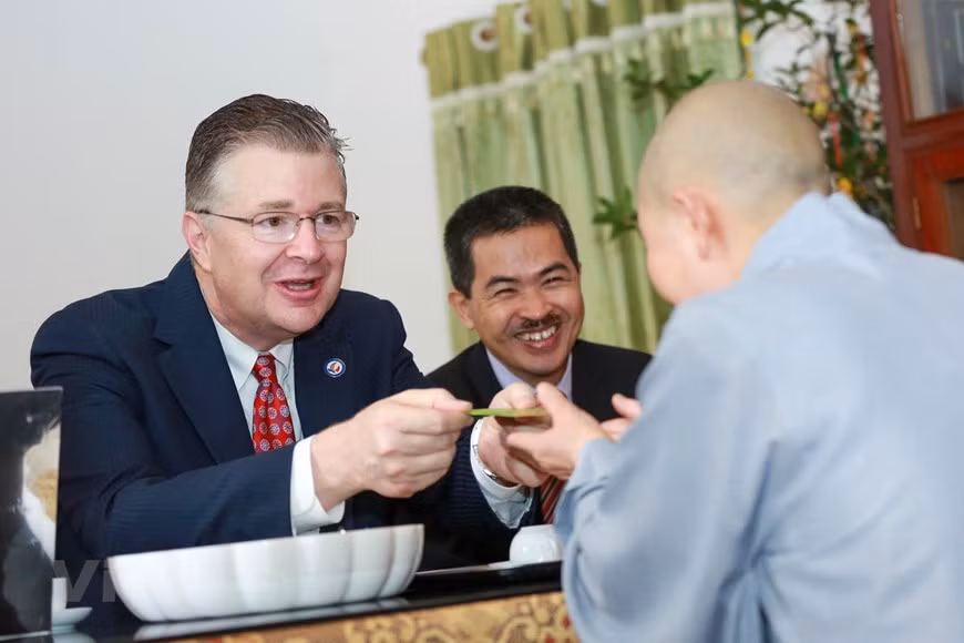 Kritenbrink compartió que este es su tercer Tet en Vietnam. Si en el primer año tuvo la experiencia de participar en la elaboración de banh chung (el pastel cuadrado de arroz). Los alimentos que los vietnamitas preparan durante el festival del Tet son variados y, el tiempo que las familias pasan juntos disfrutándolos, -téngase en cuenta que los festejos se extienden una semana- constituyen momentos inolvidables, preparatorios de la primavera, el momento del renacer de todas las cosas. El Tet es ocasión para que los miembros de la familia y amigos se reúnan, y es también una fiesta para todas personas, con independencia de su género, edad, origen, posición social y capacidad financiera, recalcó, y agregó que esta celebración constituye una especial oportunidad para honrar la inclusión. (Foto: Vietnam+) 
