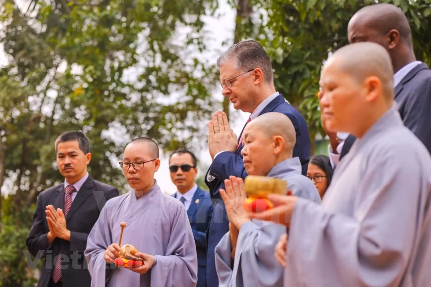 En las experiencias anteriores, Kritenbrink tuvo la oportunidad de aprender la receta del Banh Chung, así como sobre el sembrado de flores de melocotón, una planta típica en la ocasión. Por su belleza y elegancia, el Ao dai -túnica tradicional de las mujeres vietnamitas- se ha convertido en el vestido preferido para los vietnamitas en las ocasiones formales y ceremonias tradicionales, especialmente el Tet. En los últimos años, llevar un Ao dai para pasear durante el Tet se ha convertido en un hábito familiar de muchas mujeres, especialmente en las grandes ciudades. En ocasión del Tet, los vietnamitas prefieren usar un Ao dai rojo y de algunos otros colores destacados como verde, rosado, violeta y amarillo, los cuales son diseñados con materiales y modelos muy diversos. Como el hábito de llevar Ao dai en ocasión del Año Nuevo Lunar se pone de moda, los diseñadores deben poner en juego su máxima creatividad en los modelos, pero garantizando la identidad tradicional. (Foto: Vietnam+) 