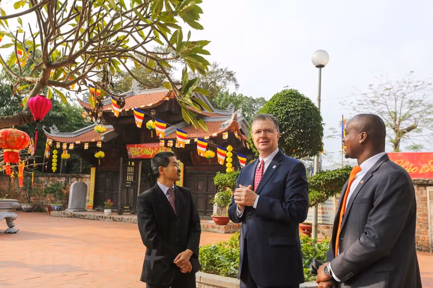 Como parte de las actividades por el Año Nuevo Lunar o Tet, el 16 de enero el embajador de Estados Unidos en Vietnam, Daniel J. Kritenbrink, realizó el acto tradicional de liberación de carpas en la pagoda Kim Lien en Hanoi. Desde tiempos inmemoriales, los vietnamitas acuden a las pagodas en los primeros días del Año Nuevo Lunar y este hábito se convirtió en una característica cultural en la vida espiritual de los pobladores. La pagoda se visita para conmemorar los antepasados y rezar por una familia feliz y próspera, mantener el alma relajada y saludar un año nuevo alegre. A diferencia de las desérticas calles capitalinas en el primer día del Tet (fiesta del Año Nuevo Lunar), se llenan de creyentes los templos de Phu Tay Ho, Ngoc Son y Quan Thanh o la pagoda de Tran Quoc, calificados como los lugares más santuarios en esta capital.(Foto: Vietnam+) 