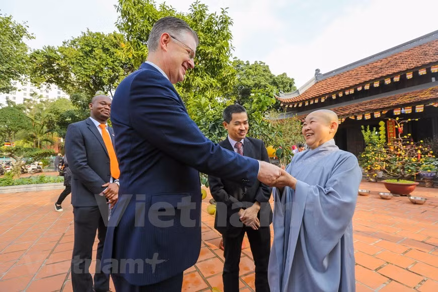 Durante su encuentro con el monje Thich Dam Thanh, el jefe de la misión diplomática del país norteamericano reveló su plan para la ocasión, así como expresó su deseo de pasar tiempo con su familia y amigos, y disfrutar de los platos tradicionales del país indochino, especialmente Banh Chung (pastel cuadrado de arroz glutinoso envuelto en hojas de plátano). Las carnes de cerdo, pollo, res y pescado, así como frutas y vegetales se dan cita en las mesas de los vietnamitas durante su fiesta del Tet (Año Nuevo Lunar), pero cada región tiene sus recetas. Los norteños son muy selectivos acerca de sus comidas: nunca olvidan preparar un plato arroz cocido con momordica, en la creencia de que su color rojo les traerá felicidad y surte en el año que comienza, que en esta ocasión es del dragón. (Foto: Vietnam+) 