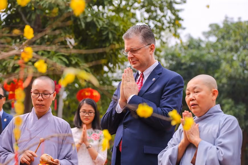 Esta actividad muestra el interés y el respeto del propio Kritenbrink en particular y de la Embajada estadounidense en general por la cultura y las tradiciones vietnamitas. De acuerdo con datos de la VCCI, el valor del intercambio comercial bidireccional aumentó casi 120 veces, de 450 millones de dólares en 1994 a 60 mil millones de dólares en 2018. En 2019, el volumen de exportación del país sudeste asiático a los Estados Unidos ha crecido al galope, alcanzando más de cinco mil millones de dólares en enero, precisa la fuente. El sector textil ha sido la industria de mayor volumen, seguido por los del calzado y la madera, según datos oficiales. El medio resalta que después de diez años de negociaciones persistentes, el mango vietnamita conquistó el mercado estadounidense, uno de los más exigentes. Se trata de la sexta fruta de Vietnam que obtuvo la entrada a ese país, después del lichi, el longán, el rambután, el caimito, y la pitahaya (fruta de dragón). (Foto: Vietnam+) 