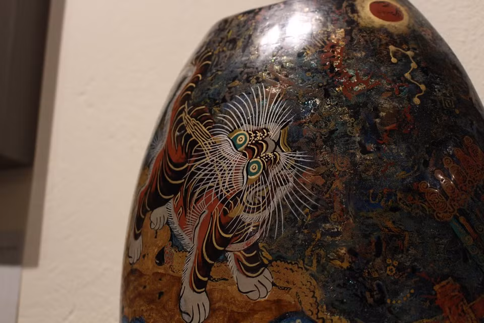 El artista Nguyen The Son, administrador de la selección de obras para la exposición “Tradición hacia la tradición”, destacó que los estudiantes se esforzaron al máximo en un mes para tener tal resultado, gracias a la enseñanza e indicaciones del artesano Le Dinh Nghien y los demás maestros de la Universidad de Bellas Artes de Vietnam. Al llegar a la exposición, los espectadores pueden conocer el valor invaluable del arte popular, lo que se refleja a través de las obras de aquellos estudiantes, especialmente las obras “Tu phu cong dong” del autor Nguyen Tran Hoang y “Ngu ho ngu hanh” de Truong Hoang Hai. (Fuente: Vietnam+)