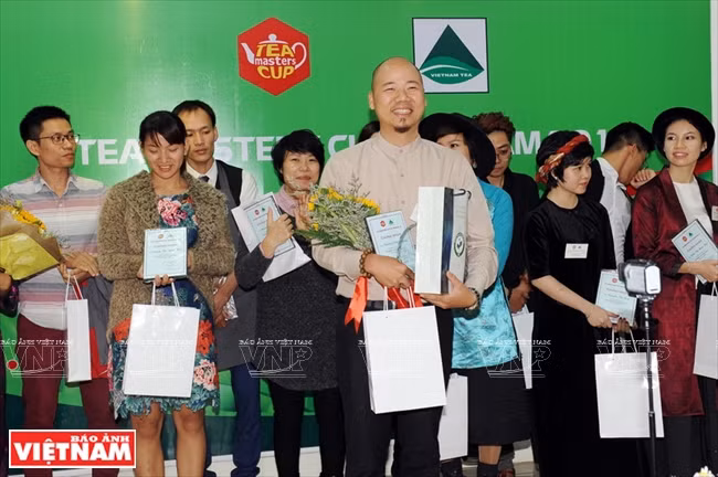 Nguyen Viet Hung (en el centro) ganó el premio en la categoría "Preparación del té" y será el representante de Vietnam en el concurso internacional Tea Masters Cup 2017. (Fuente: VNA)