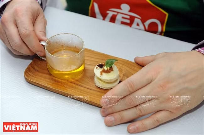 Maridaje del té con pan y salsa de camarones, lo que distingue especialmente la presentación de la concursante Ngo Thu Huyen. (Fuente: VNA)
