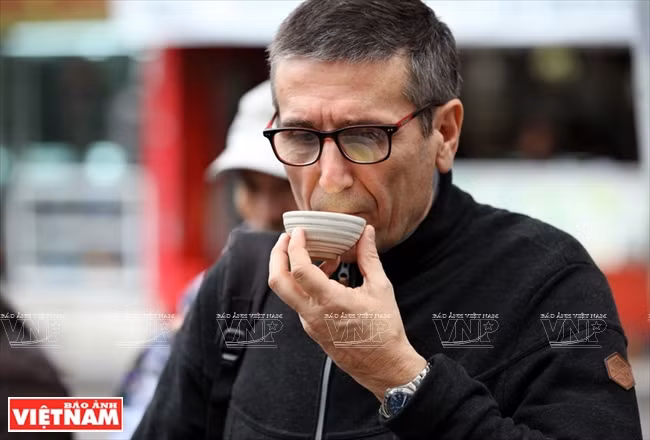 Un turista disfrutando del té en el concurso Tea Master Cup Vietnam. (Fuente: VNA)