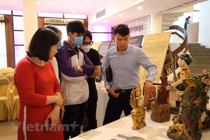 Visitantes observan los artefactos de la colección de Mark Rapoport, un médico estadounidense que ha vivido en Vietnam por más de 20 años.Mark Rapoport fue uno de los pocos médicos norteamericanos que en 1969 ofrecieron voluntariamente atención médica a las minorías étnicas en la región central de la nación indochina. Desde entonces, ha estado apegado a la cultura tradicional de los pueblos indígenas en este país del sudeste asiático.Además de médico, poco a poco se convirtió en un investigador del patrimonio y un famoso coleccionista en Hanoi que posee más de 10 mil artefactos sobre la cultura de los grupos étnicos vietnamitas. (Foto: Vietnam+)