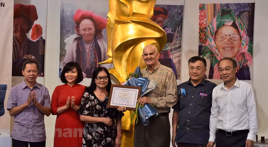 Además de difundir la cultura vietnamita en el país americano, Mark donó numerosos artefactos a varias entidades en Vietnam como el Museo de Etnología, la Escuela de UNIS, la Universidad Thai Nguyen y el Museo de Mujeres Vietnamitas.Entre sus mayores contribuciones puede contarse la del 17 de mayo, cuando regaló 500 artefactos al Museo de Mujeres Vietnamitas. Hasta el momento, ha entregado a esa unidad 650 objetos de diversos tipos y materiales.Como esta pinacoteca carece de un gran presupuesto, la entrega de los artefactos por parte de Mark ayudará al museo a engrosar las colecciones y cumplir con su misión educativa sin necesidad de movilizar recursos presupuestarios de otras actividades. (Foto: Vietnam+) 