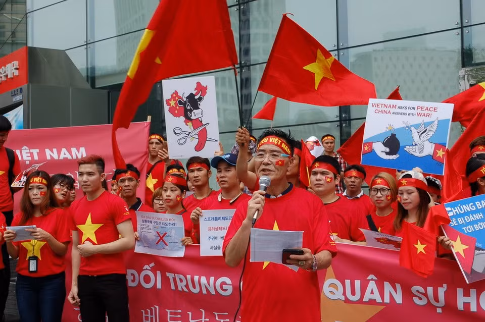 El presidente de la Asociación de descendientes de la dinastía Ly de Vietnam en Sudcorea, Lee Seung Young, lee la Declaración de la comunidad de vietnamitas (Fuente: VNA)