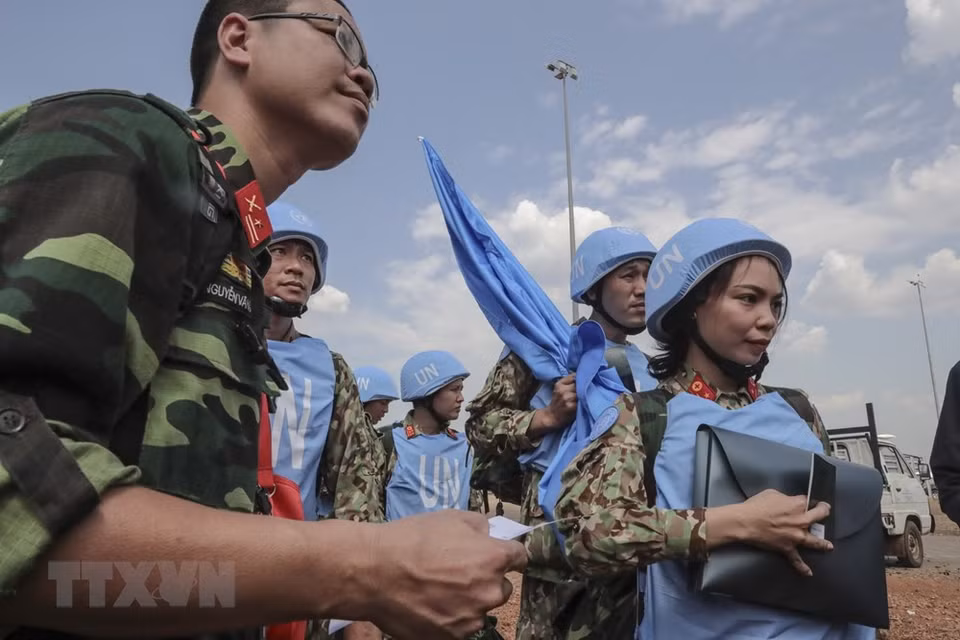 Los oficiales vietnamitas llegaron al Aeropuerto Internacional de Juba y se embarcaron en misiones de paz de la ONU en Sudán del Sur. (Fuente: VNA)