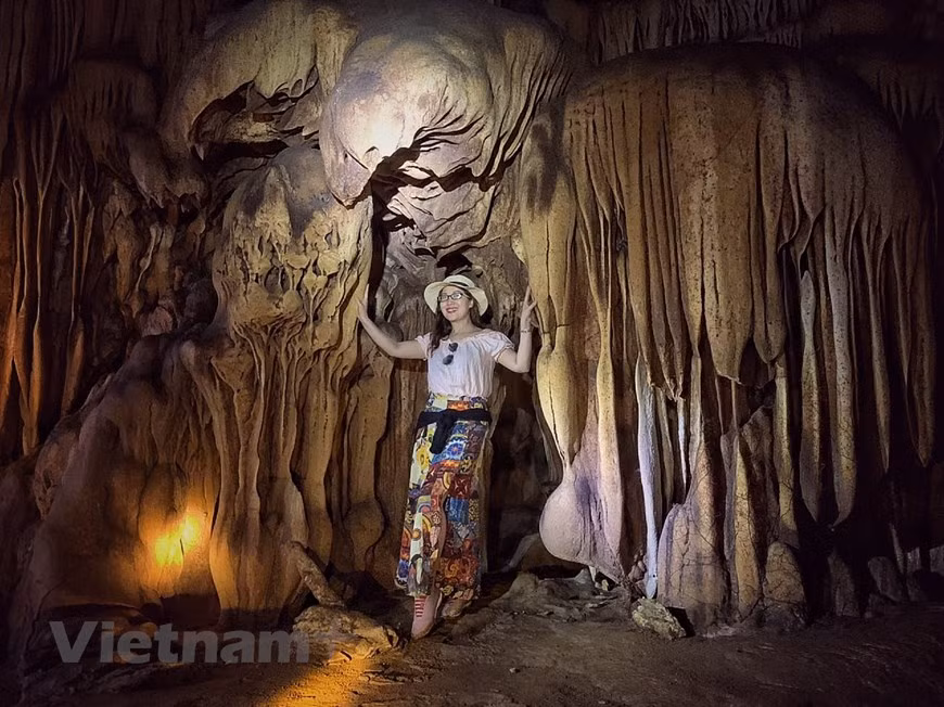 A modo de gran museo de cultura, arquitectura, arte, religión y creencias, la provincia constituye un destino favorito para los turistas espirituales nacionales y extranjeros. La ciudad de Tuyen Quang fue honrada por la Organización de las Naciones Unidas para la Educación, la Ciencia y la Cultura (UNESCO) como patrimonio cultural inmaterial de la humanidad. El Primer Ministro de Vietnam, Nguyen Xuan Phuc, aprobó el plan maestro para el desarrollo del complejo de Reliquias históricas nacionales especiales de Tan Trao hasta 2030. En ese sentido, se determina que el turismo sea un sector económico de servicios generales con carácter multidisciplinario, interregional, altamente socializado, y con un contenido cultural profundo, enfatizó el premier (Fuente: Vietnam+)