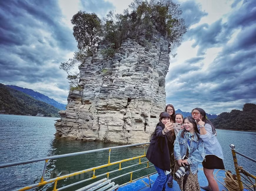 La reserva natural de Na Hang posee otros hermosos paisajes, como la montaña de Pac Ta, que significa Pecho del Cielo, según el idioma de los tay. Esta es la elevación más alta del distrito de Lam Binh y tiene la imagen de un majestuoso elefante de pie junto a un jarrón de vino mirando las nubes. El área del lago cuenta con muchos lugares espectaculares, como las cascadas naturales de Man Me, Khoi Nhi y Khuoi Sung. En la zona se encuentra también un parque ecoturístico forestal, Phieng Bung. En camino hacia la región, aparecen dispersos por el bosque los pueblos dao y tay, creando una escena pacífica en la región (Fuente: Vietnam+)