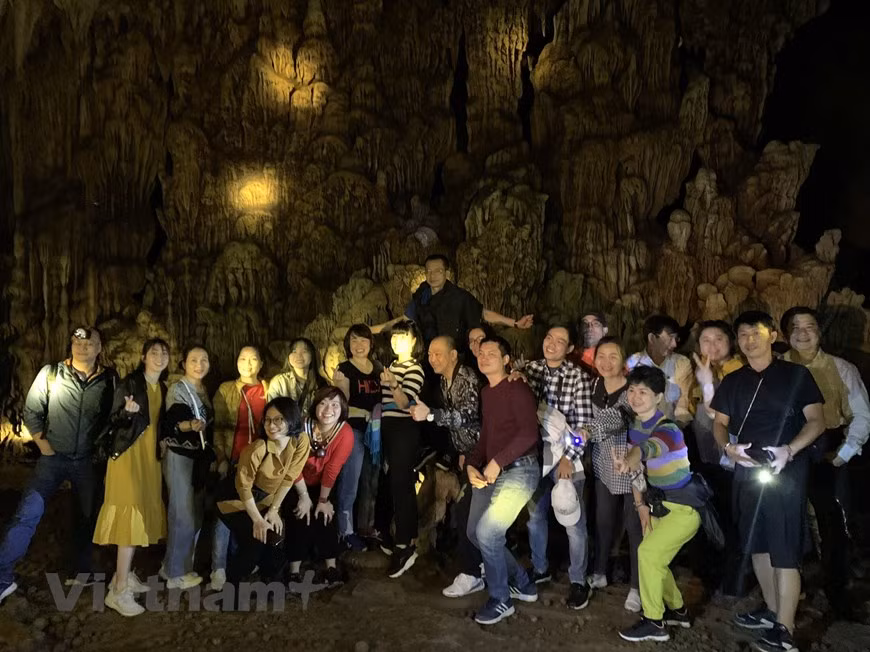 Los disímiles puntos de turismo comunitario en Tuyen Quang atraen a muchos visitantes a experimentar, convirtiéndose en un destino comunitario típico de la provincia con inversiones por parte de las empresas de viajes para su explotación y desarrollo conjunto. Además, el área turística de la fuente mineral My Lam resulta la mejor fuente única de agua mineral caliente en el norte, junto a un ecosistema armonioso, un escenario ideal para desarrollar la industria del ocio. Tuyen Quang constituye una región cultural multifacética con muchos grupos étnicos, cada uno con sus propias características culturales. El único rasgo común crea una característica única en la cultura religiosa (Fuente: Vietnam+)